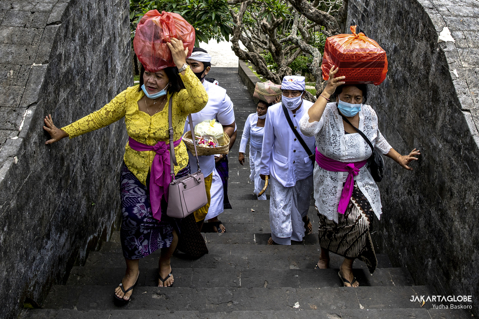 Balinese carry offerings for the spirits as they arrive at Luhur Uluwatu Temple for a prayer on Oct. 20. 2020. (JG Photo/Yudha Baskoro)