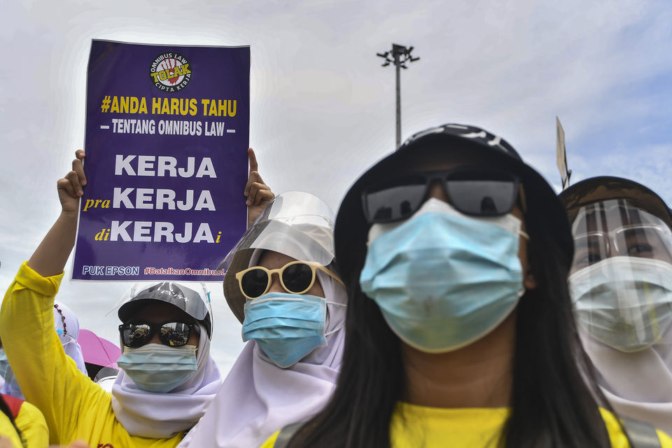 Workers stage a rally in Jakarta demanding wage rise. (Antara Photo/Muhammad Adimaja)