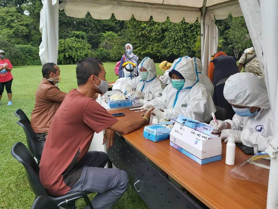 Visitors at the Bogor Park south of Jakarta conduct rapid screening for coronavirus on November 1, 2020. (Beritasatu Photo/Vento Saudale)