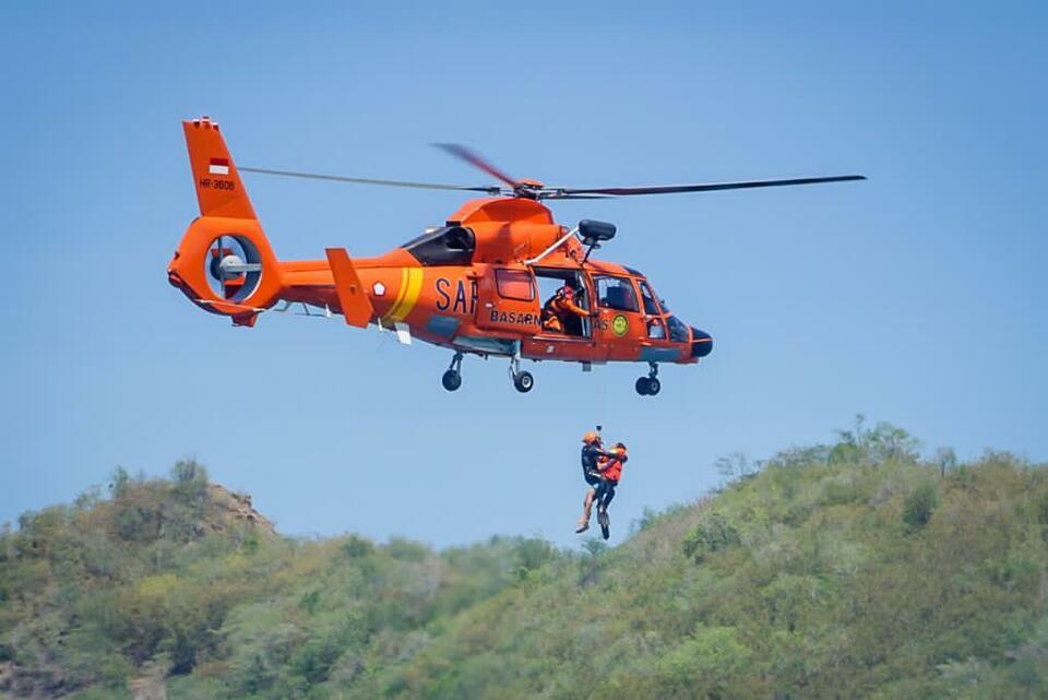 The National Search and Rescue Agency (Basarnas) conducts evacuation drill in Labuan Bajo, East Nusa Tenggara, on Nov. 12, 2020. (Photo Courtesy of Tourism and Creative Economy Ministry)