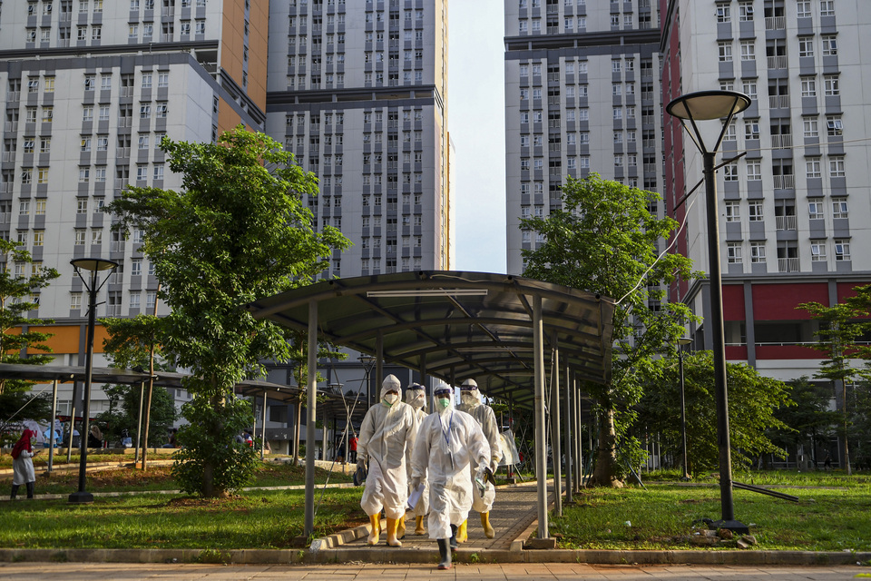 Medical workers walk out of the makeshift Covid-19 hospital occupying the athletes village buildings in Kemayoran, Central Jakarta, on Nov. 12, 2020. (Antara Photo/M. Risyal Hidayat)