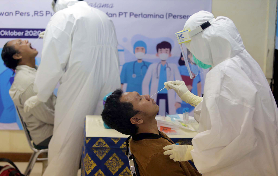 Medical workers conduct mass diagnostic testing for coronavirus in Central Jakarta. (Beritasatu Photo/Joanito De Saojoao)
