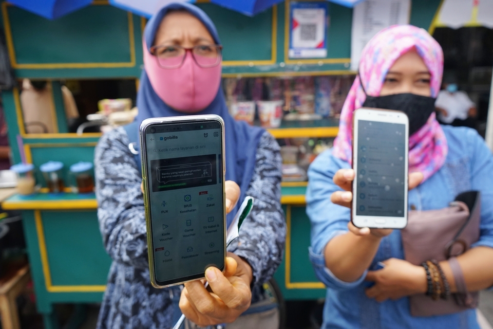 Sellers show a billing feature from Gojek on their smartphone during an event in Yogyakarta on Aug 12, 2020. (Antara Photo/Andreas Fitri Atmoko)