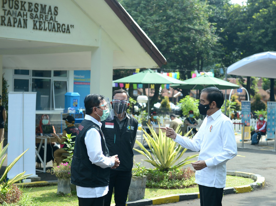 President Joko Widodo, right, visits a public health center (puskesmas) in Bogor, West Java, on Nov. 18, 2020 to inspect coronavirus vaccination drill. (Photo Courtesy of Presidential Press Buerau)
