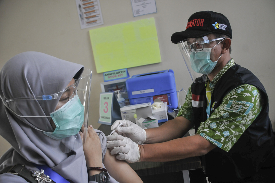 A health worker administers a dummy injection to a volunteer in a Covid-19 vaccination trial run in Bekasi, West Java, last Thursday. (Antara Photo/Fakhri Hermansyah)