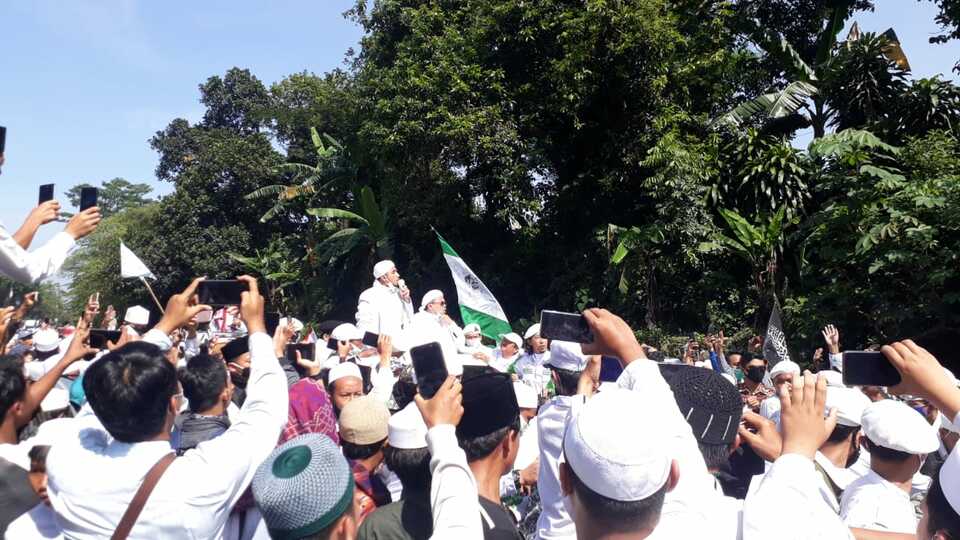 Rizieq Syihab addresses his followers during a visit at a Muslim boarding school in Bogor, West Java on Nov. 13, 2020. (Beritasatu Photo/Vento Saudale)