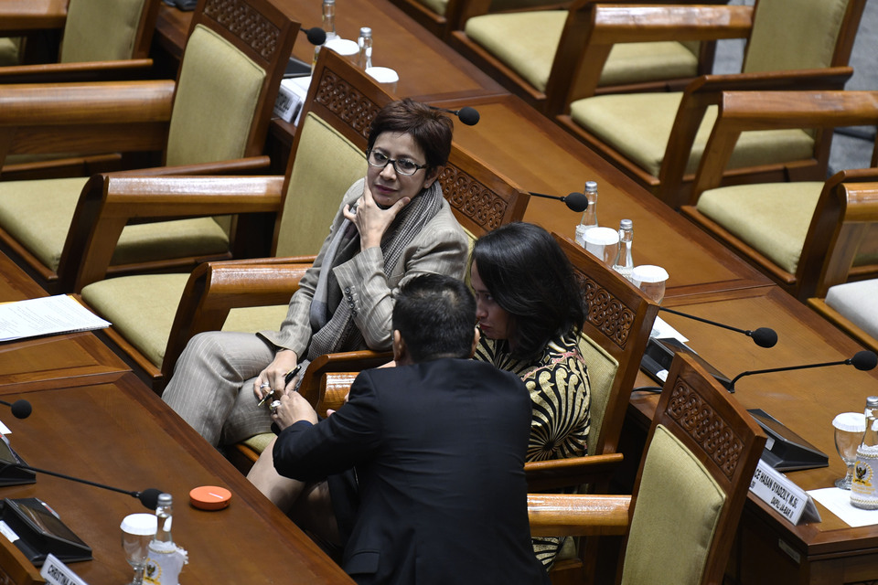 Nurul Arifin, left, a legislator from Golkar Party, chat with her colleagues in a plenary meeting at the House of Representatives in Jakarta last February. (Antara Photo/Puspa Perwitasari)

