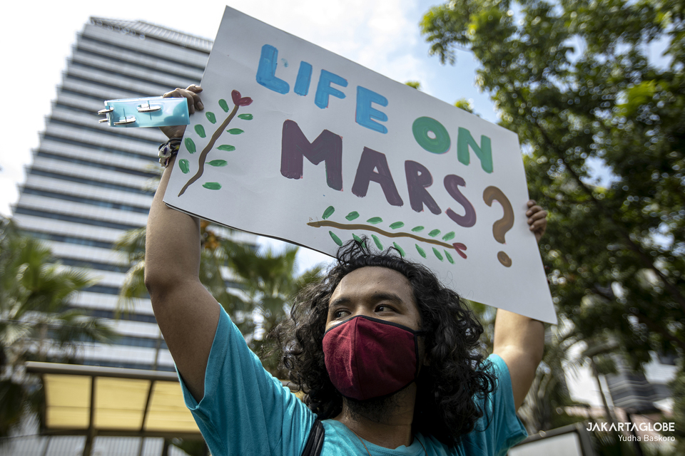 A young activist carries a placard that reads Life On Mars during protest against climate change in front of Jakarta City Hall on November 27, 2021. (JG Photo/Yudha Baskoro)