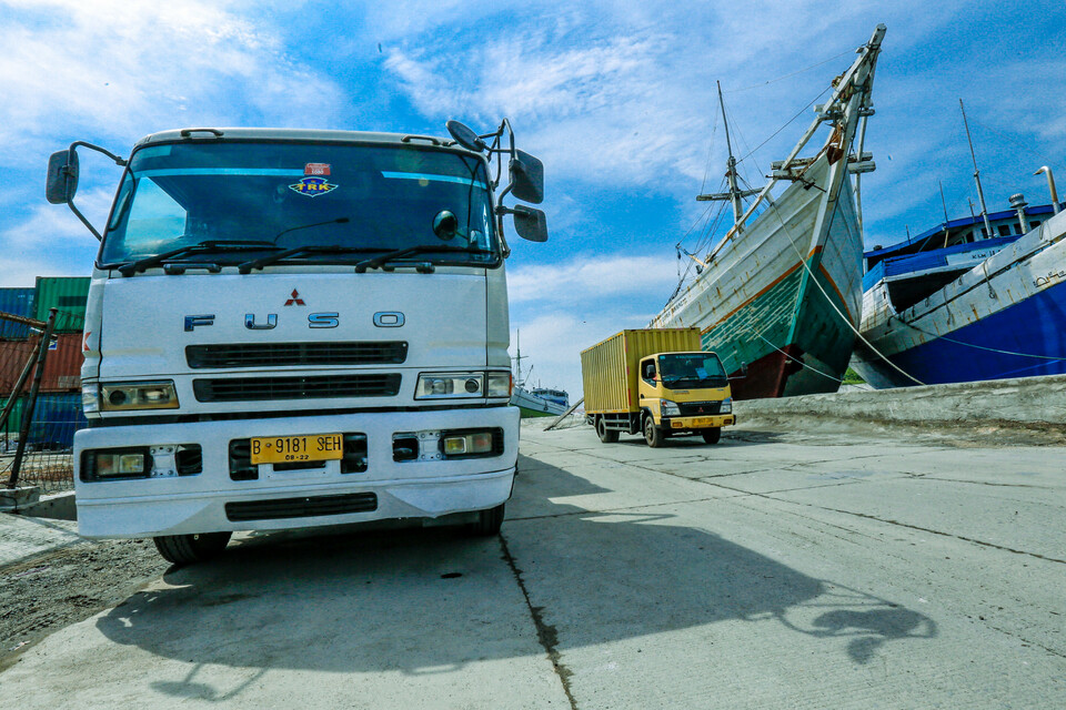 A truck passes by the pinisi ship for unloading at the Sunda Kelapa Harbor, Jakarta, on Nov. 28, 2020. (SP Photo/Ruht Semiono)