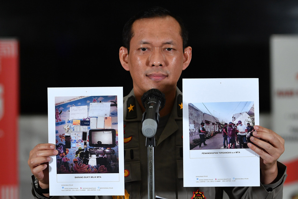 Brig. Gen. Awi Setiyono, the National Police spokesman, shows photographs from an arrest of Jamaah Islamiyah terrorist suspects in Bekasi, West Java, in October. (Antara Photo/Sigid Kurniawan)