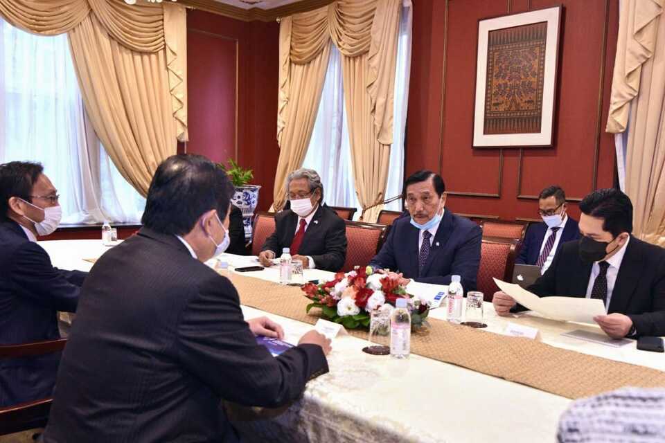 Coordinating Minister for Maritime Affairs and Investment Luhut Binsar Pandjaitan, center, and State-Owned Enterprises Minister Erick Thohir, right attend a meeting in Tokyo on Friday. (Photo courtesy of the Coordinating Ministry for Maritime Affairs and Investment)