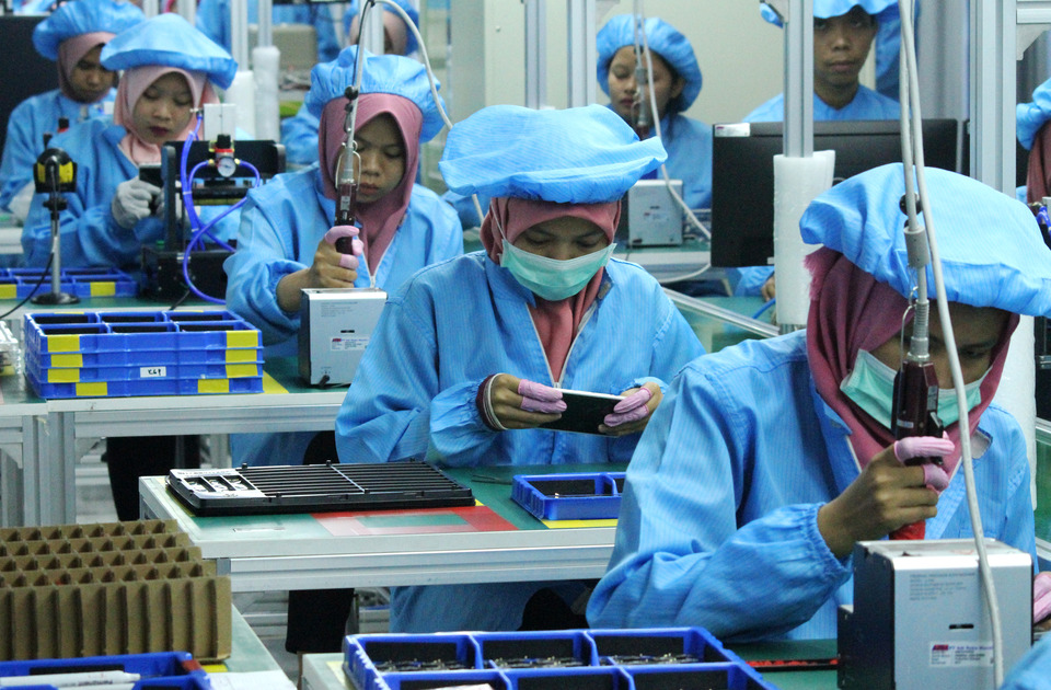 Workers assemble parts for Infinix smartphones in Cikarang on March 3, 2018. (Antara Photo/Risky Andrianto)