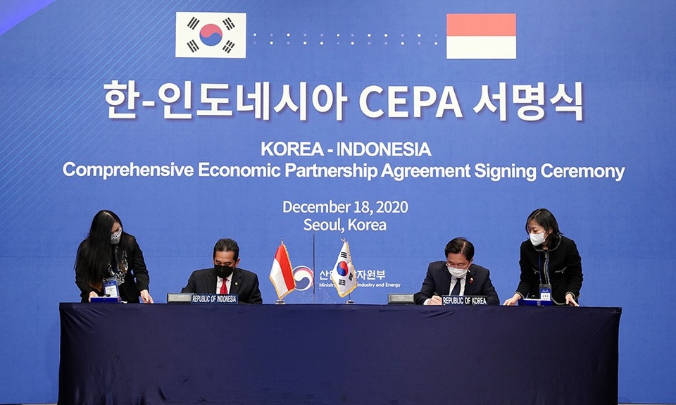 Trade Minister Agus Suparmanto, second left, and his South Korean counterpart, Trade, Industry, and Energy Minister Sung Yun-mo, second right, signed the Indonesia-South Korea Comprehensive Economic Partnership Agreement (IK-CEPA) in a high-level meeting in Seoul on Dec. 18, 2020. (Photo courtesy of Trade Ministry)

