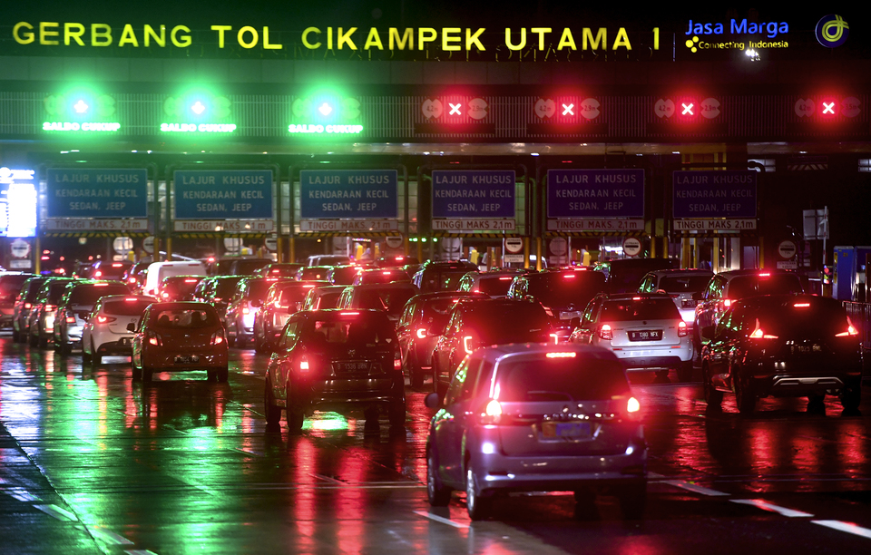 The great christmas exodus is seen at Cikampek toll gate in Karawang, West Jakarta on Wednesday (23/12). (Antara Photo/Akbar Nugroho Gumay)