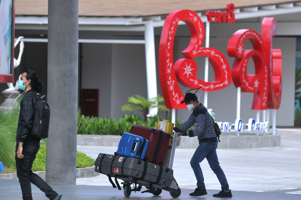 Travelers arrive at Bali's I Gusti Ngurah Rai Airport on Dec. 18, 2020. The resort island obliges visitors to show a negative test of Covid-19. (Antara Photo)