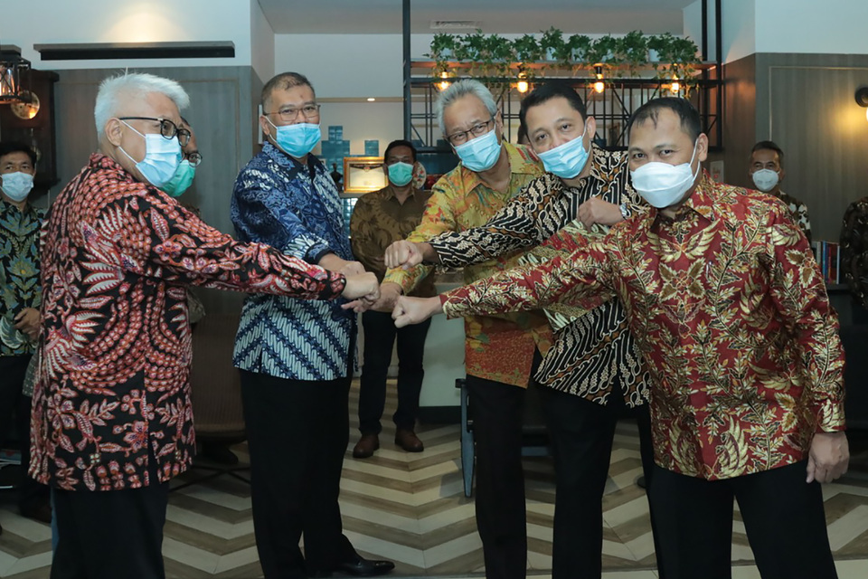 Jakpro President Director Dwi Wahyu Daryoto, left, Wika Director Mursyid, second left, and Indoplas Group President Director Bobby Gafur Umar, second right, pose for a photo after the signing of an agreement on the construction of waste-to-energy plant in Jakarta on Dec. 28, 2020. (Antara Photo)