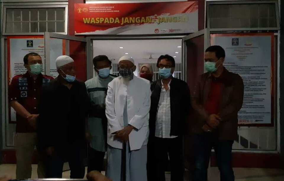 Terrorist convict Abu Bakar Baasyir is freed from the Gunung Sindur Penitentiary in Bogor on Friday. (B1 File Photo)
