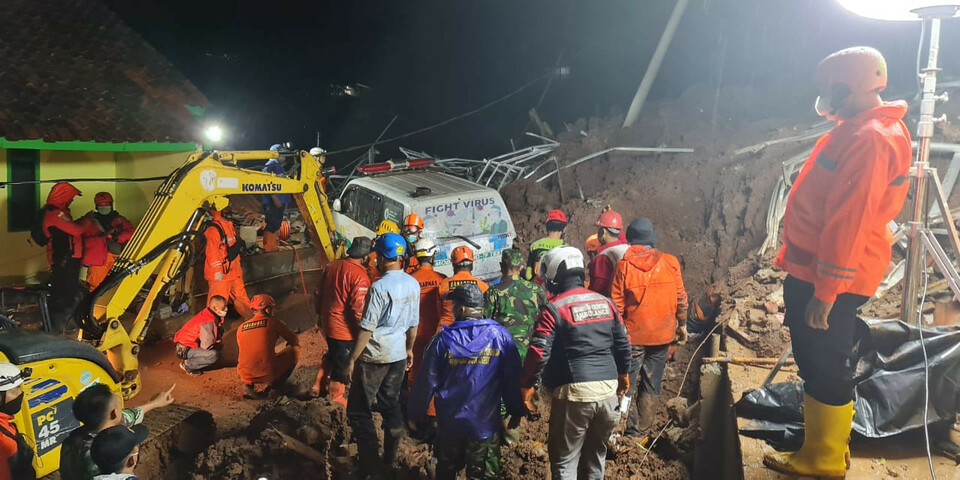 Rescue workers search for victims of twin landslides in a village in Sumedang, West Java, on Jan. 10, 2021. (Photo courtesy of BNPB)