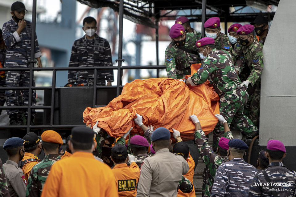 Indonesian Navy personnel inspect bags containing the debris of a Boeing 737-500 plane at the Tanjung Priok in North Jakarta on Jan, 10, 2021. The plane, operated by Sriwijaya Air, plunged to the waters off Jakarta a day earlier. (JG Photo/Yudha Baskoro)