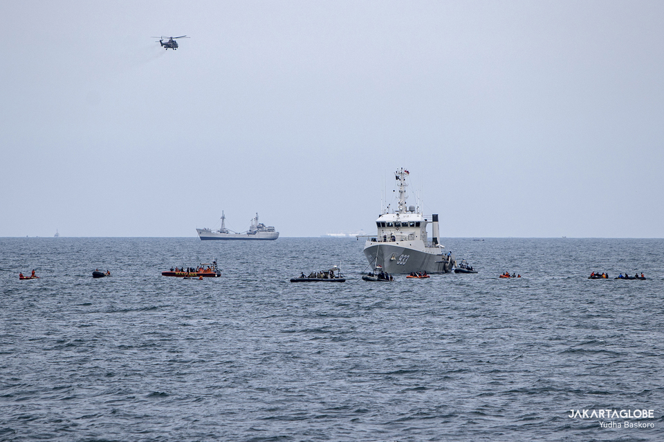 A joint operation of the Indonesian Navy, the National Police, and the National Search and Rescue Agency (Basarnas) conduct intensive search for the black box of the crashed Sriwijaya Air plane in the Java Sea on January 12, 2021. (JG Photo/Yudha Baskoro)