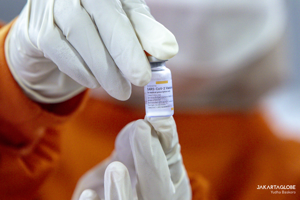 A health worker shows a dose of COVID-19 vaccine at a public health center in Cilandak, South Jakarta on Jan. 14, 2021. (JG Photo/Yudha Baskoro)