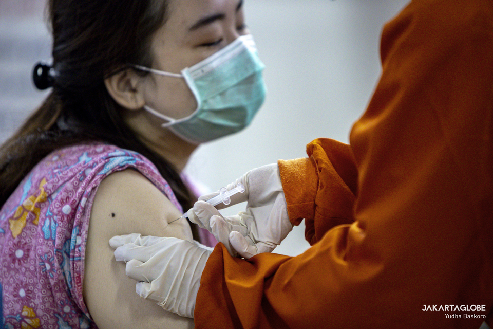 A health worker gets a jab of Covid-19 vaccine at a public health center in Cilandak, South Jakarta on Jan, 14, 2021. (JG Photo/Yudha Baskoro)