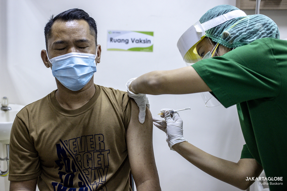 A health worker receives his dose of the Sinovac vaccine at RSIA Tambak in South Jakarta on Jan, 15, 2021. (JG Photo/Yudha Baskoro)