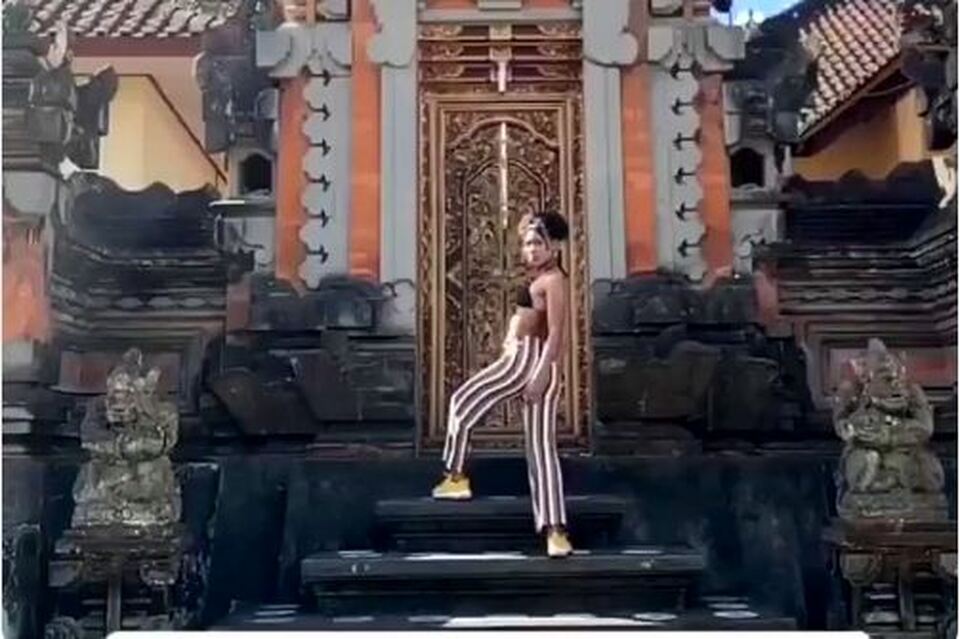 Kristen Gray posts a photo of herself posing near a Hindu temple in Bali. (Twitter)