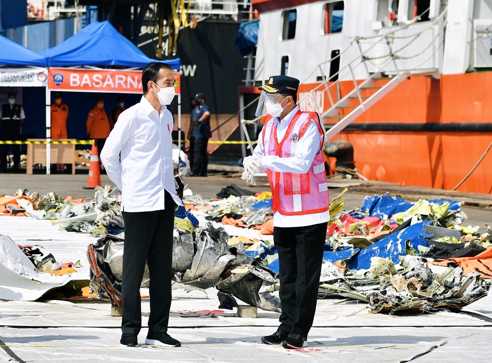 President Joko "Jokowi" Widodo, left, speaks with Transportation Ministry Budi Karya Sumadi, right, when inspecting the search and rescue operation center for Sriwijaya Air Flight 182 crash at Tanjung Priok Port in North Jakarta on Wednesday. (Antara Photo/Laily Rachev)