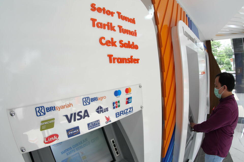 Customers conducting banking transactions through BRI's ATM. (Investor Daily/David Gita Roza)