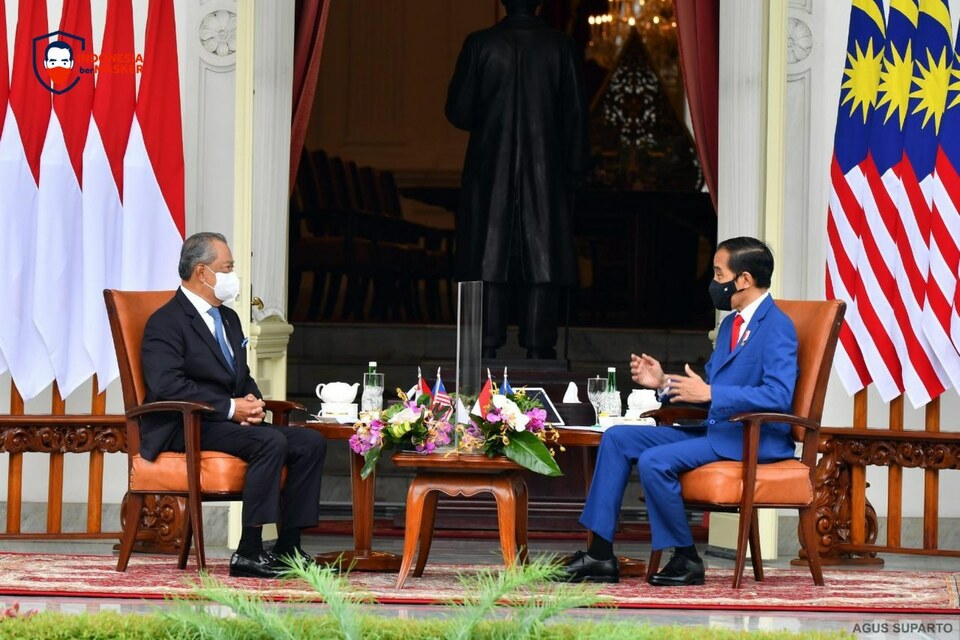 President Joko "Jokowi" Widodo and Malaysian Prime Minister Muhyiddin Yassin at a bilateral meeting at the State Palace in Jakarta on Jan. 5, 2021. (State Press Bureau/Agus Suparto)