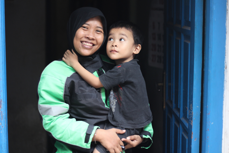 Ika Dewi Sulistiani, a GrabBike driver in Surabaya, with her son. (Photo Courtesy of Grab)