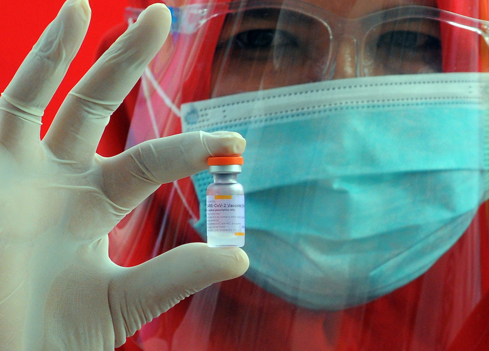 A medical worker shows a tube of Sinovac vaccine at a hospital in Bandar Lampung, Lampung Province, on Jan. 29, 2021. (Antara Photo/Ardiansyah)