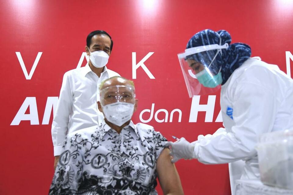 President Joko "Jokowi" Widodo monitored the vaccination program for teachers in person at a Jakarta high school on Feb. 24, 2021. (Photo Courtesy of Presidential Secretariat Press Bureau)