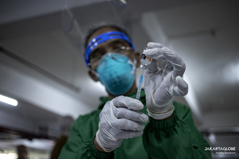 A health worker prepares a dose of Sinovac vaccine during mass vaccination campaign against Covid-19 at Istiqlal Mosque in Central Jakarta on Feb 25, 2021. (JG Photo/Yudha Baskoro)
