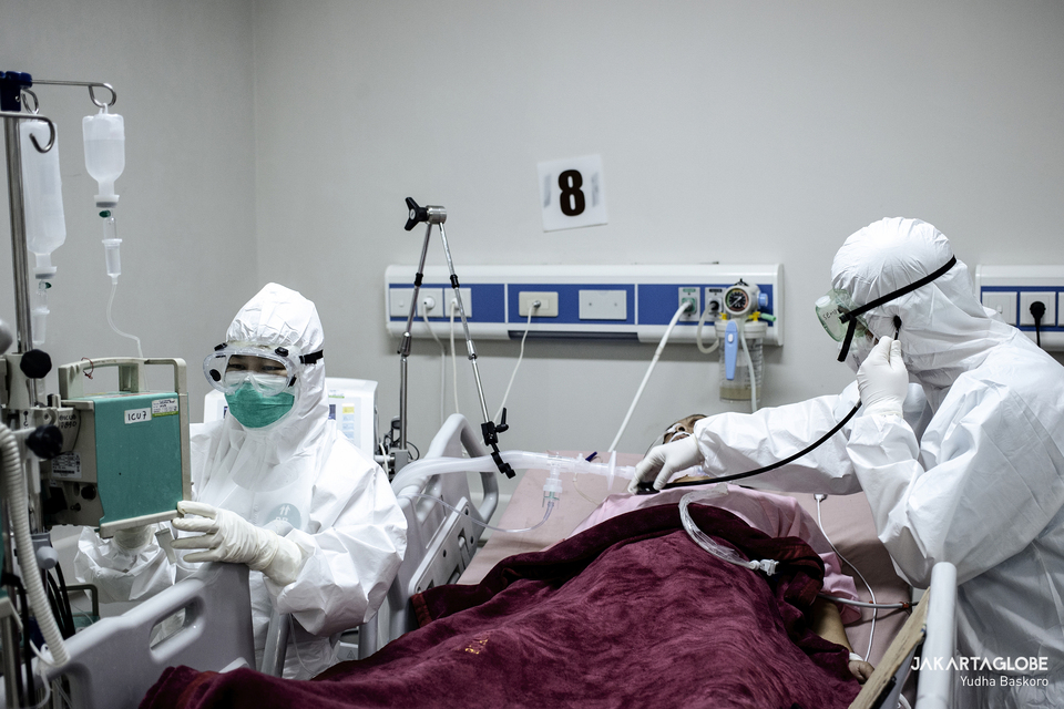 A Covid-19 patients is being examined at Bogor Municipal Hospital in West Java on March 4, 2021. (JG Photo/Yudha Baskoro)