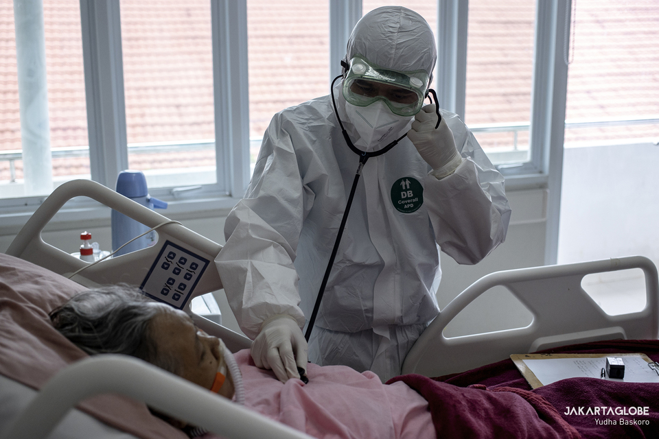 A doctor checks a Covid19 patient at Bogor Municipal Hospital in West Java on March 4, 2021. (JG Photo/Yudha Baskoro)
