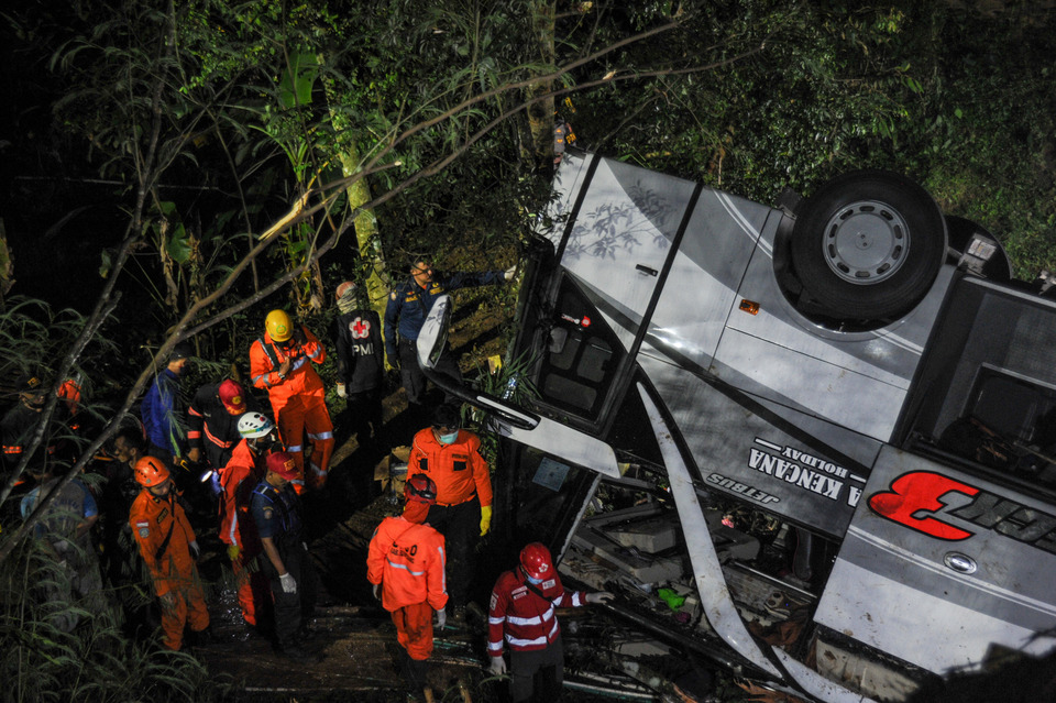 A bus plunges into a ravine in the West Java town of Sumedang on March 10, 2021, killing at least 22 people. (Antara Photo/Raisan Al Farisi)