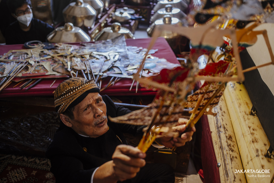 Ki Asman Budi Prayitno, 77, teaches a young shadow puppeteer at Sanggar Nirmala Sari in Depok, West Java on March 14, 2021. (JG Photo/Yudha Baskoro)