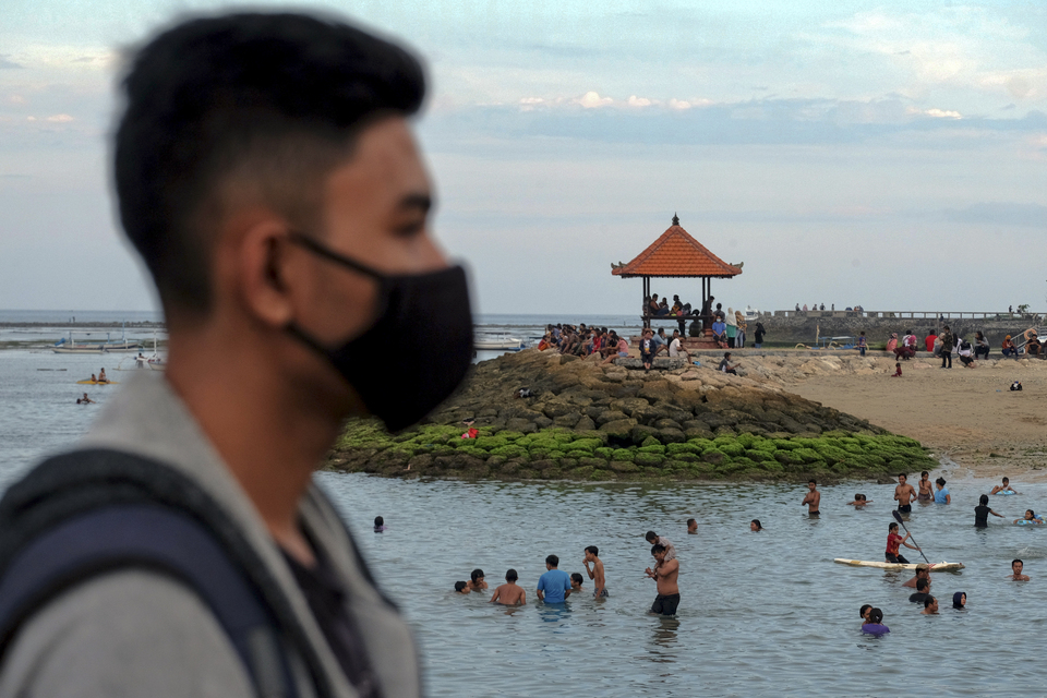 A local tourist enjoys his vacation in Sanur Beach, Denpasar, Bali on March 15, 2021. (Antara Photo/Nyoman Hendra Wibowo)