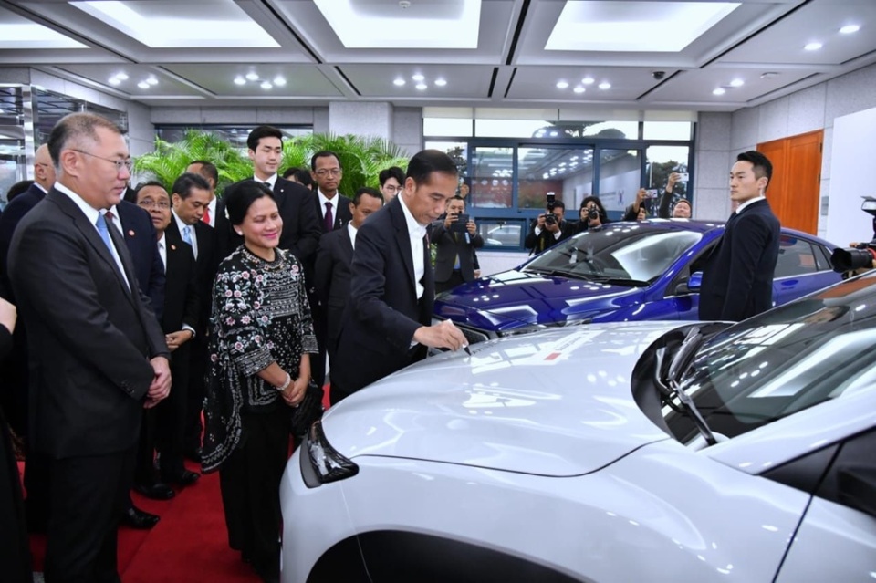 President Joko Widodo writes his signature on the hood of a Kona electric car during his visit to Hyundai car factory in Ulsan, South Korea, on November 26, 2019. (Photo Presidential Secretariat/Laily Rachev)