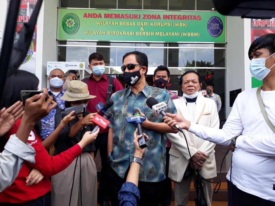Munarman, an attorney for Rizieq Syihab and former secretary of now-defunct Islamic Defenders Front (FPI), speaks to reporters at the East Jakarta District Court on March 23, 2021. (Beritasatu Photo/Mikael Niman)