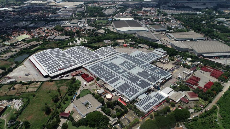 Coca Cola Amatil Indonesia has installed 7.13-megawatt solar panels at their West Cikarang plant. (Photo Courtesy of Coca Cola Amatil Indonesia)