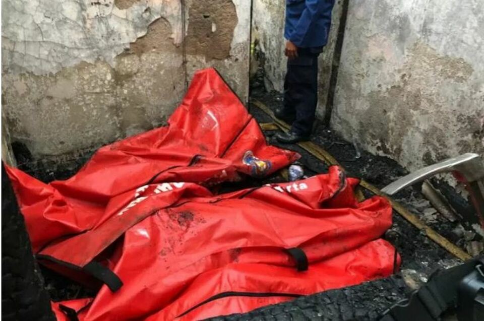 Bodies are put in bags after a fire house that kills at least 10 people in Matraman, East Jakarta on March 25, 2021. (Antara Photo)