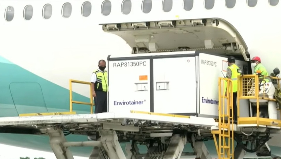 Workers unload a container of Covid-19 vaccine produced by Sinovac Biotech at Soekarno-Hatta Airport in Tangerang, Banten on March 25, 2021. (Videography)