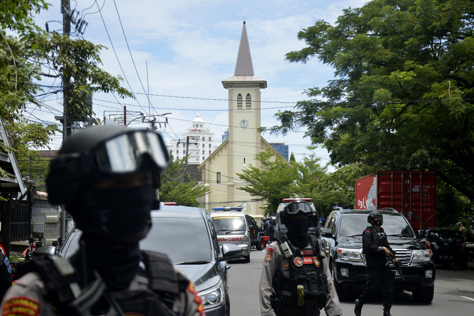Police stand guard around Cathedral Church in Makassar, South Sulawesi, after a bomb went off at the scene on March 28, 2021. (Antara Photo/Abriawan Abhe)