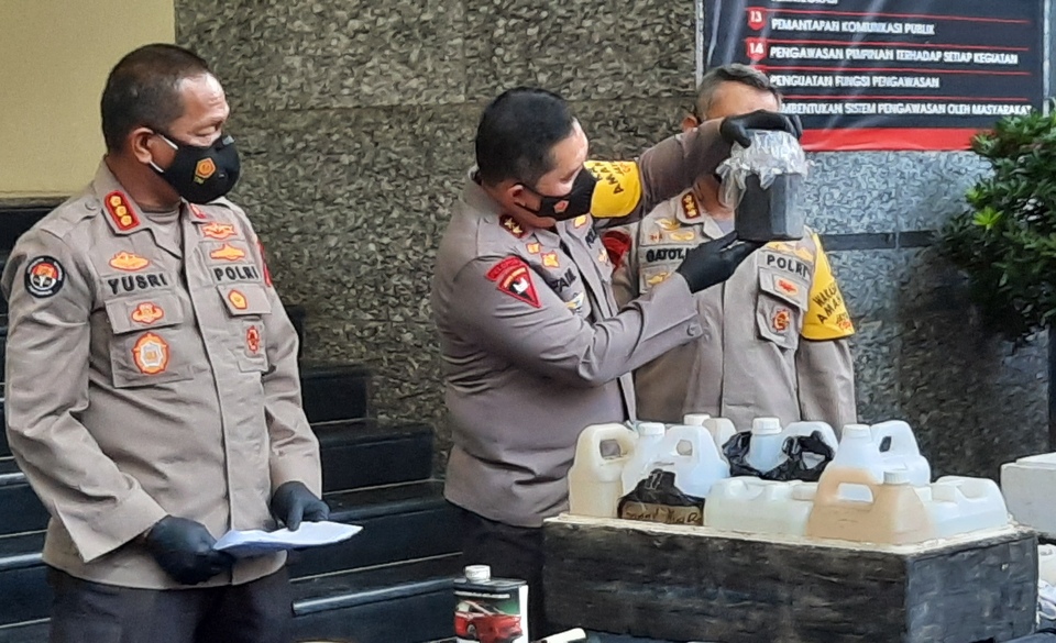 Jakarta Police Chief Insp. Gen. Fadil Imran, center, shows suspected explosives materials seized from terror suspects during a press conference at the metropolitan police headquarters on March 29, 2021. (Beritasatu Photo/Bayu Marhaenjati)