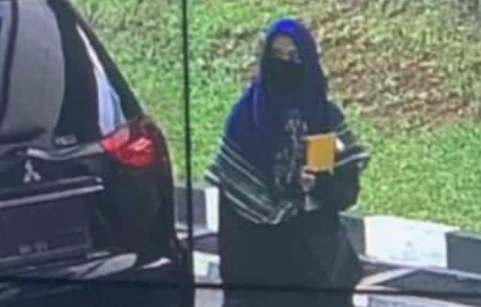 A woman in Muslim dress arrives at the National Police headquarters in South Jakarta with a gun and is ultimately shot to death on March 31, 2021. (Videography)