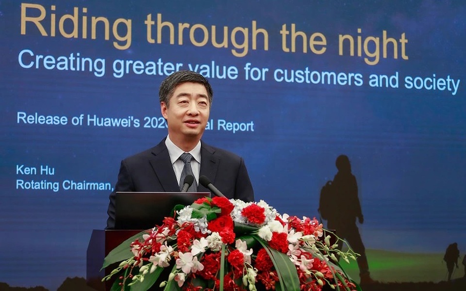 Ken Hu, Huawei's rotating chairman, speaks during a press conference in Shenzhen on Wednesday. (Photo courtesy of Huawei)