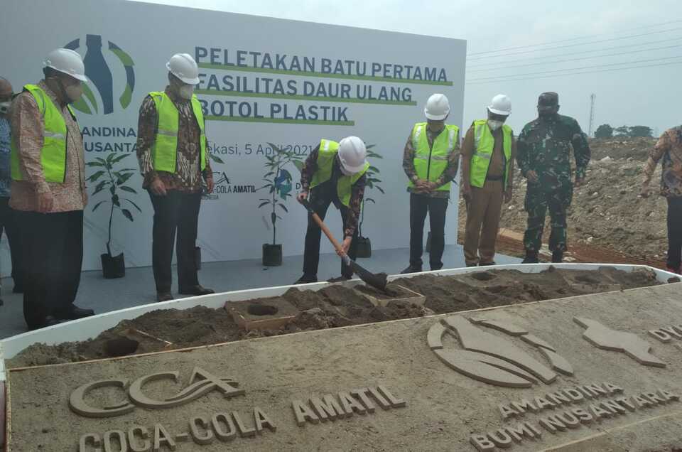 Industry Minister Agus Gumiwang with Coca-Cola Amatil Indonesia president director Kadir Gunduz at the groundbreaking ceremony of Coca-Cola's new recycling facility in Bekasi, West Java, on April 5, 2021. (JG Photo/Jayanty Nada Shofa)